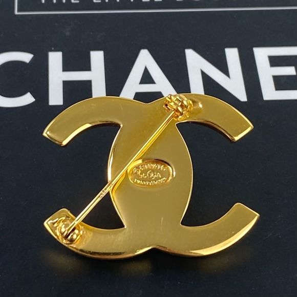 *SOLD* Authentic CHANEL Turnlock Brooch - Picture 4 of 11